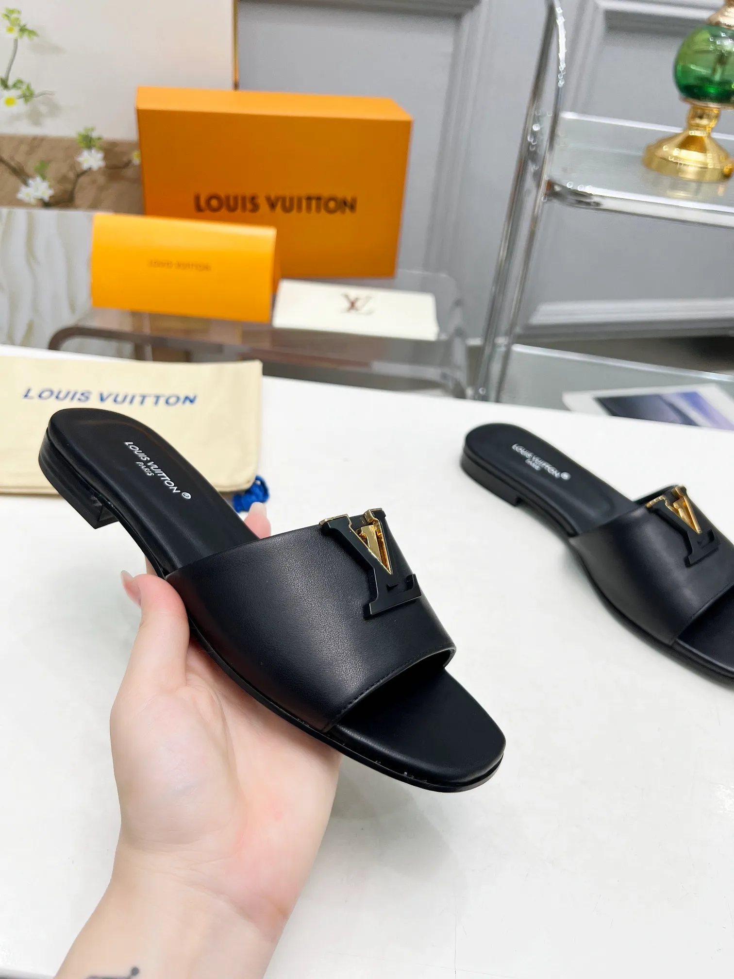 👟👟Ex-factory price 440👟👟Louis Vuitton/Louis Vuitton women's new sandals LV SUNSET COMFORT flat sandals are made of exquisite cowhide and sheepskin lining, the uppers show handicrafts, and are matched with genuine leather soles*@wearing experience. LV logo hardware buckle on upper, size 35-42